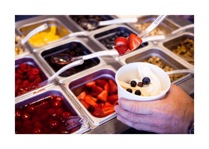 on ajoute des fruits et topping au frozen yogurt