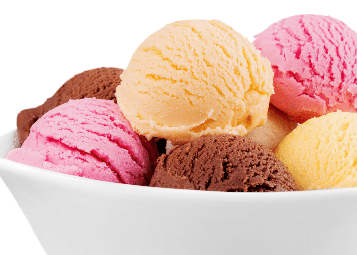 着色されたアイスクリームのスクープ